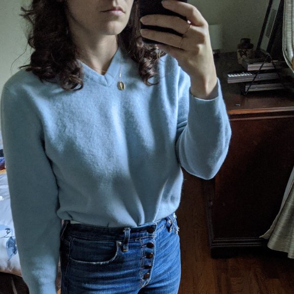 100% Cashmere Blue V Sweater - Picture 4 of 5